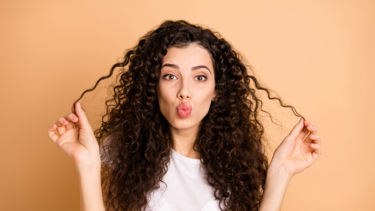  Le guide de survie capillaire des Curly Girlies pour l’été