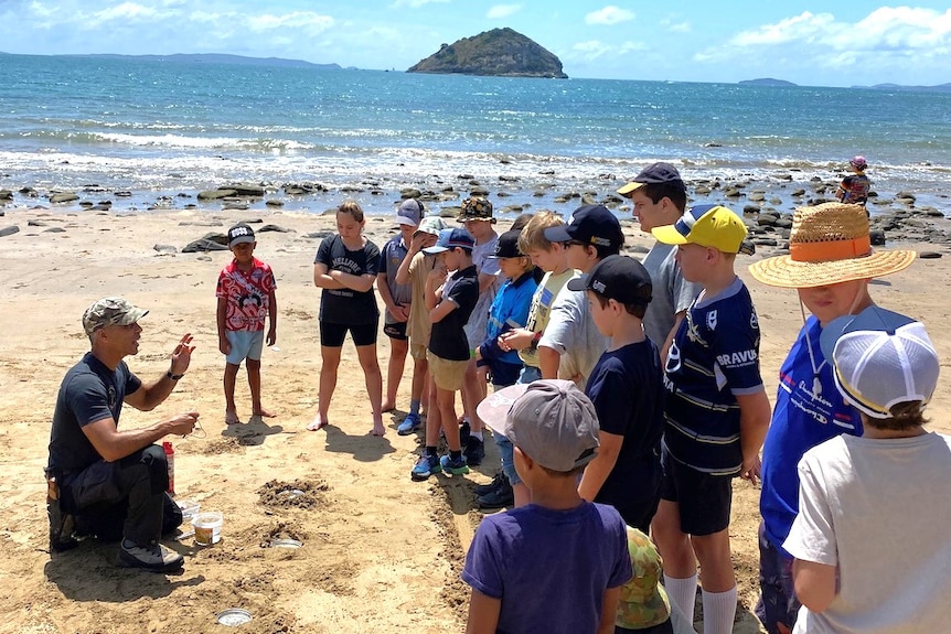  Un programme de « détox numérique » réduit le temps passé par les enfants devant les écrans en leur enseignant des techniques de survie en plein air à Rockhampton