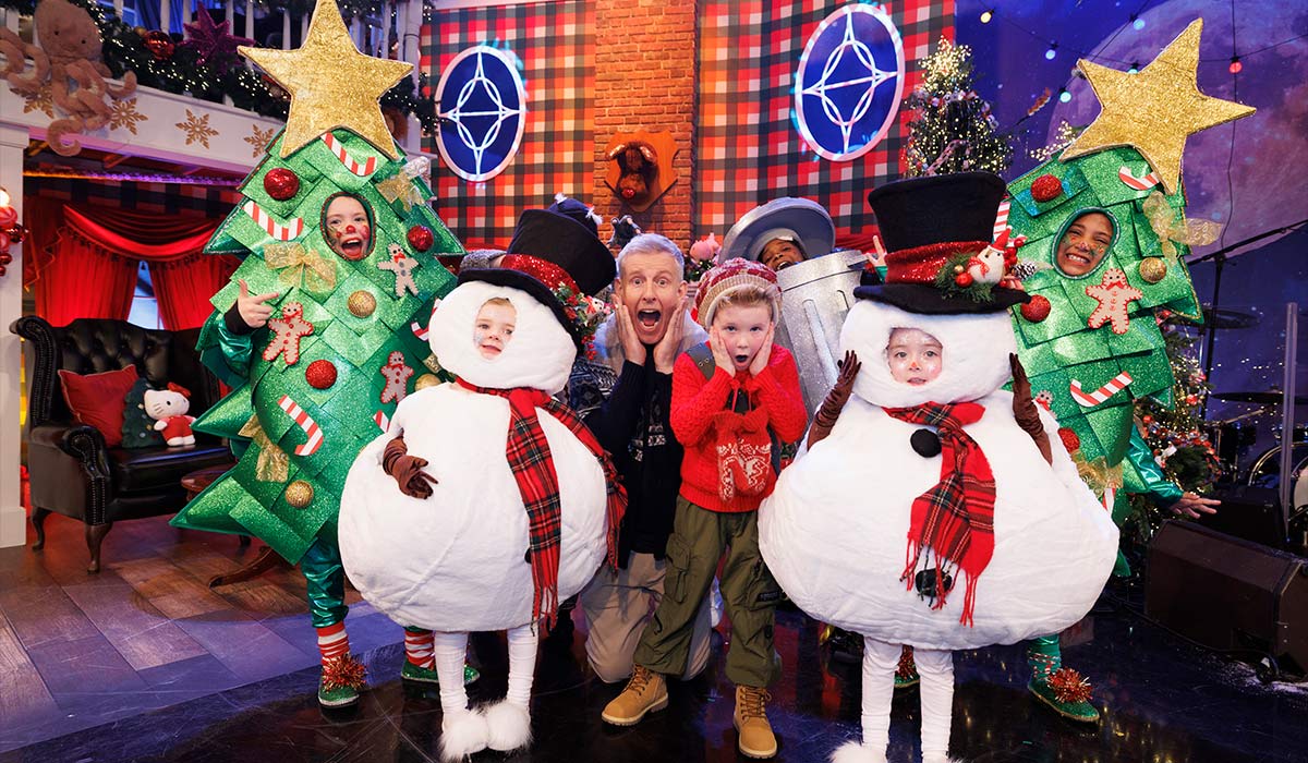 Patrick Kielty en compagnie des enfants de l'école de théâtre Spotlight : Tara Dowling (5 ans) de Carlow, Louis Hanna (6 ans) de Dublin, Sofia Ngobeni (10 ans) de Carlow, Cuinn O Dowd (5 ans) de Navan et Layla Valentine (8 ans) de Carlow, sur le plateau du Late Late Toy Show de cette année, dont le thème a été dévoilé : « Maman, j'ai raté l'avion ». Photo : Andres Poveda