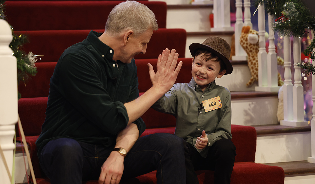 Reproduction libre : Leo (9 ans), originaire du Leitrim, avec Patrick Kielty sur le plateau du Late Late Toy Show de cette année. Photo : Andres Poveda / RTÉ