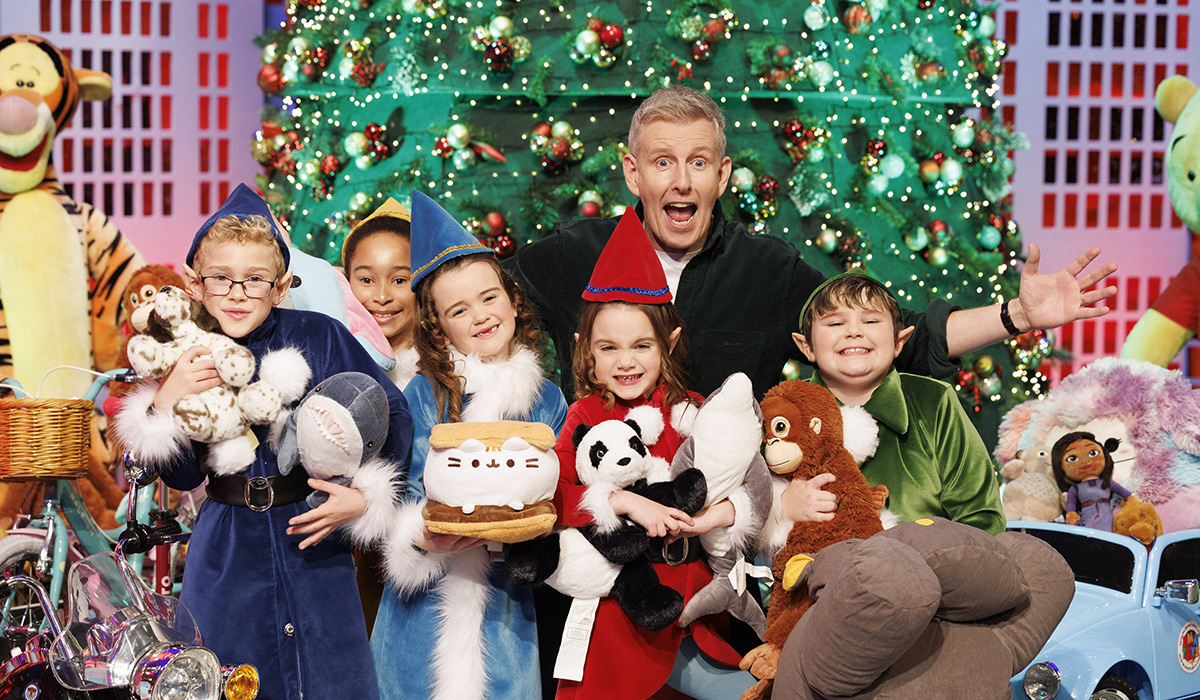 Patrick Kielty est photographié aux côtés de Danny Sheehan (8 ans), de Wexford, Layla Ibegu (10 ans), Poppy Madden (6 ans), Darcy Ramsbottom (6 ans) et Kyle Deane (8 ans), de Carlow, dévoilant le thème du Late Late Toy Show de cette année, vendredi à 21 h 35 sur RTE One et RTE Player. Photo : Andres Poveda