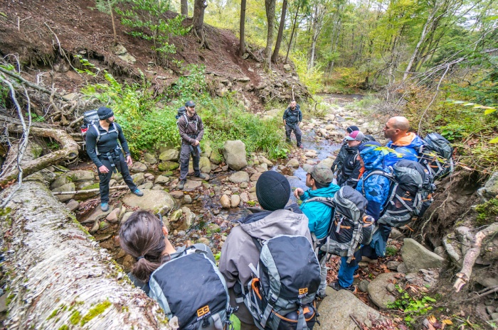 Initiation aux techniques de bushcraft à la Bear Grylls Survival Academy