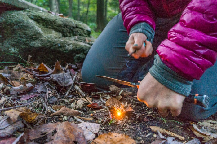 Allumer un feu avec Bear Grylls à l’aide d’un briquet à silex