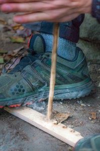 Compétences en bushcraft – comment allumer un feu avec des brindilles à la Bear Grylls Survival Academy