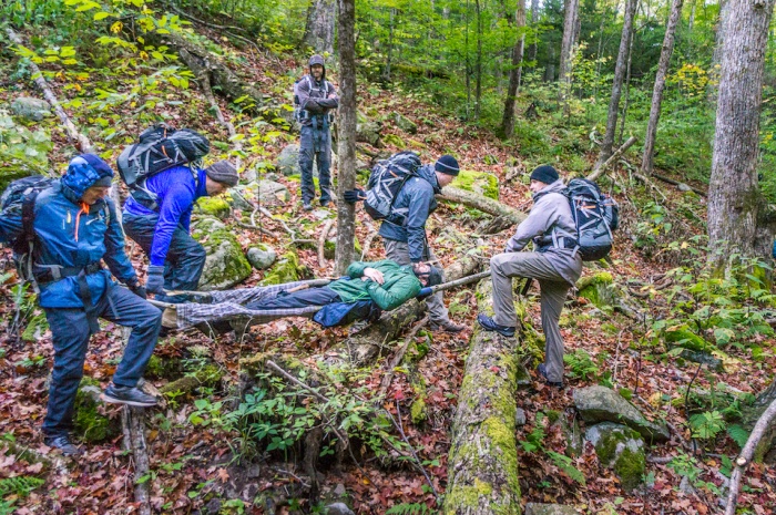 Transporter un randonneur blessé hors des bois à la Bear Grylls Survival Academy