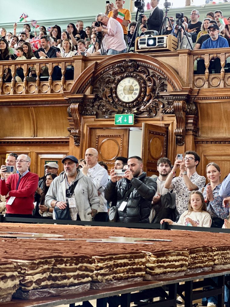 LONDRES, ROYAUME-UNI - 26 AVRIL : Un tiramisu record, mesurant 440,58 mètres, est exposé à l'ancien hôtel de ville de Chelsea à Londres, au Royaume-Uni, le 26 avril 2026. Sous la houlette de l'entrepreneur italien Mirko Ricci et de la branche londonienne de la Fédération des chefs italiens, des dizaines de bénévoles ont collaboré pendant deux jours pour dépasser le précédent record de 273,5 mètres établi à Milan en 2019. Lorenzo Veltri, juge officiel du Guinness World Records, a vérifié la mesure sur place pendant l'événement, qui a bénéficié du soutien de l'ambassade d'Italie et de l'Institut culturel italien. Tous les profits de l'organisation ont été reversés à la Fondation Esharelife afin de soutenir les efforts de lutte contre la pauvreté. (Photo de Muhammed Yaylali/Anadolu via Getty Images)