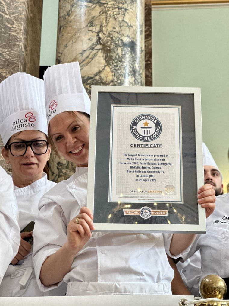 LONDRES, ROYAUME-UNI - 26 AVRIL : Un tiramisu record, mesurant 440,58 mètres, est exposé à l'ancienne mairie de Chelsea à Londres, au Royaume-Uni, le 26 avril 2026. Sous la houlette de l'entrepreneur italien Mirko Ricci et de la branche londonienne de la Fédération des chefs italiens, des dizaines de bénévoles ont collaboré pendant deux jours pour battre le précédent record de 273,5 mètres établi à Milan en 2019. Lorenzo Veltri, juge officiel du Guinness World Records, a vérifié la mesure sur place pendant l'événement, qui a été soutenu par l'ambassade d'Italie et l'Institut culturel italien. Tous les profits de l'organisation ont été reversés à la Fondation Esharelife pour soutenir les efforts de lutte contre la pauvreté. (Photo de Muhammed Yaylali/Anadolu via Getty Images)