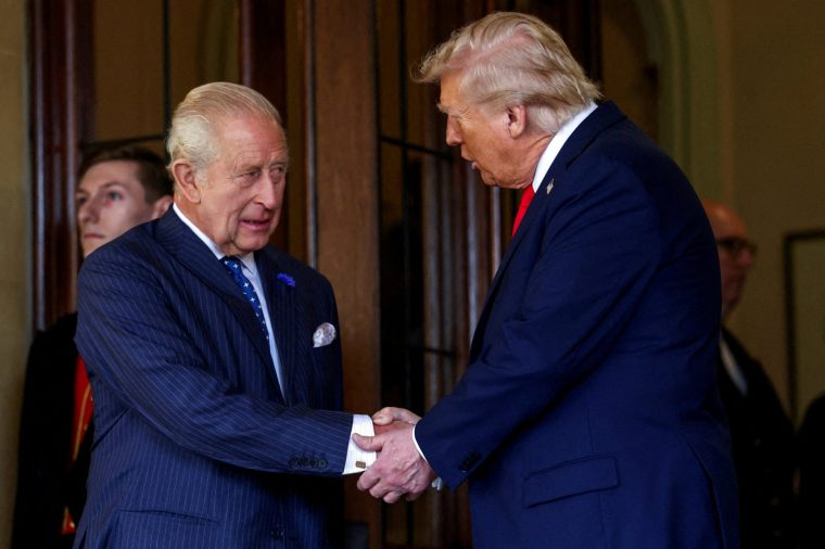 PHOTO D'ARCHIVE : Le président américain Donald Trump serre la main du roi Charles de Grande-Bretagne, alors que Trump quitte le château de Windsor, à Windsor, en Grande-Bretagne, le 18 septembre 2025. REUTERS/Kevin Lamarque/Photo d'archive
