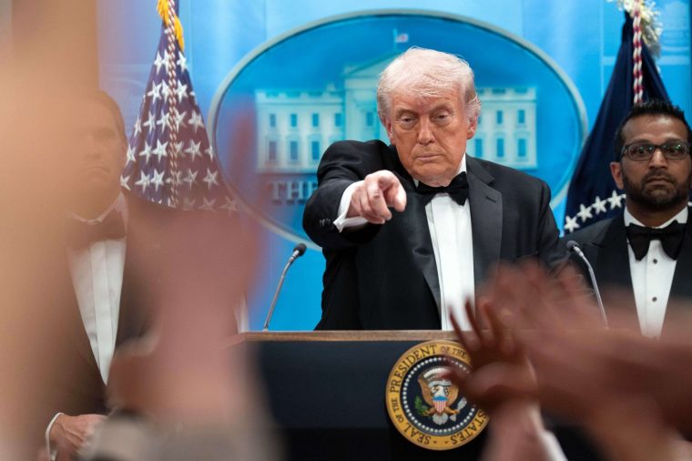 Le président Donald Trump gesticule pendant qu'il s'exprime dans la salle de presse James Brady à la Maison Blanche après une fusillade survenue à l'extérieur de la salle de bal lors du dîner annuel de l'Association des correspondants de la Maison Blanche à Washington, le samedi 25 avril 2026. (AP Photo/Jose Luis Magana)