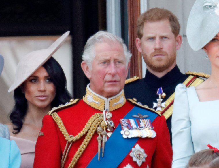 LONDRES, ROYAUME-UNI - 9 JUIN : (EMBARGO SUR LA PUBLICATION DANS LES JOURNAUX BRITANNIQUES JUSQU'À 24 HEURES APRÈS LA DATE ET L'HEURE DE CRÉATION) Meghan, duchesse de Sussex, le prince Charles, prince de Galles, et le prince Harry, duc de Sussex, se tiennent sur le balcon de Buckingham Palace lors de la parade Trooping the Colour 2018, le 9 juin 2018 à Londres, Angleterre. Cette cérémonie annuelle, à laquelle participent plus de 1 400 gardes et cavaliers, aurait été organisée pour la première fois sous le règne du roi Charles II. Le défilé marque l'anniversaire officiel de la souveraine, même si la date de naissance réelle de la reine est le 21 avril. (Photo de Max Mumby/Indigo/Getty Images)