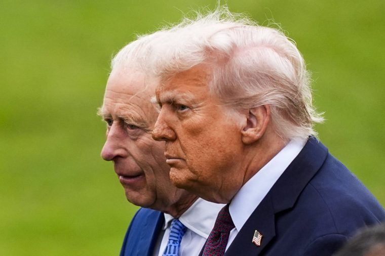 RÉTROSPECTIVE DE L'ANNÉE 2025 PAR PA. Photo d'archive datée du 17/09/25 : le président américain Donald Trump et le roi Charles III après une cérémonie militaire de « Beating Retreat » au château de Windsor, dans le Berkshire, lors du premier jour de la deuxième visite d'État du président au Royaume-Uni. Date de publication : lundi 15 décembre 2025. Photo PA. Crédit photo : Jordan Pettitt/PA Wire