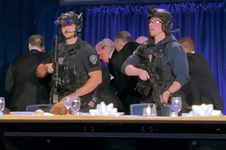 Le président américain Donald Trump est escorté hors de la salle après qu’un homme a ouvert le feu avec un fusil de chasse sur le personnel de sécurité à l’extérieur de la salle, lors du dîner annuel de l’Association des correspondants de la Maison Blanche à Washington, D.C., aux États-Unis, le 25 avril 2026, sur cette image tirée d’une vidéo. REUTERS/Bo Erickson CETTE IMAGE A ÉTÉ TRAITÉE PAR REUTERS POUR EN AMÉLIORER LA QUALITÉ ; UNE VERSION NON TRAITÉE A ÉTÉ FOURNIE SÉPARÉMENT.