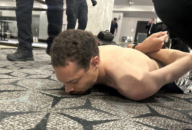 Des agents des forces de l'ordre arrêtent Cole Tomas Allen, suspect dans la fusillade survenue lors du dîner de l'Association des correspondants de la Maison Blanche, à Washington, D.C., aux États-Unis, le 25 avril 2026. DONALD J TRUMP via Truth Social/Document fourni par REUTERS CETTE IMAGE A ÉTÉ FOURNIE PAR UN TIERS. PAS DE REVENTE. PAS D'ARCHIVAGE. CRÉDIT OBLIGATOIRE. NOUVELLE PUBLICATION - AJOUT DU NOM DU TIRER SUSPECTÉ VÉRIFICATION : Reuters a pu vérifier le lieu grâce au revêtement de sol et aux fenêtres qui correspondent aux images corroborantes. Date confirmée par le communiqué du gouvernement concernant l'incident. Aucun résultat antérieur n'a été publié en ligne avant le 25 avril. Le FBI a confirmé que la National Capital Response Squad était intervenue suite à une fusillade au Washington Hilton et a ajouté que le suspect était en garde à vue.