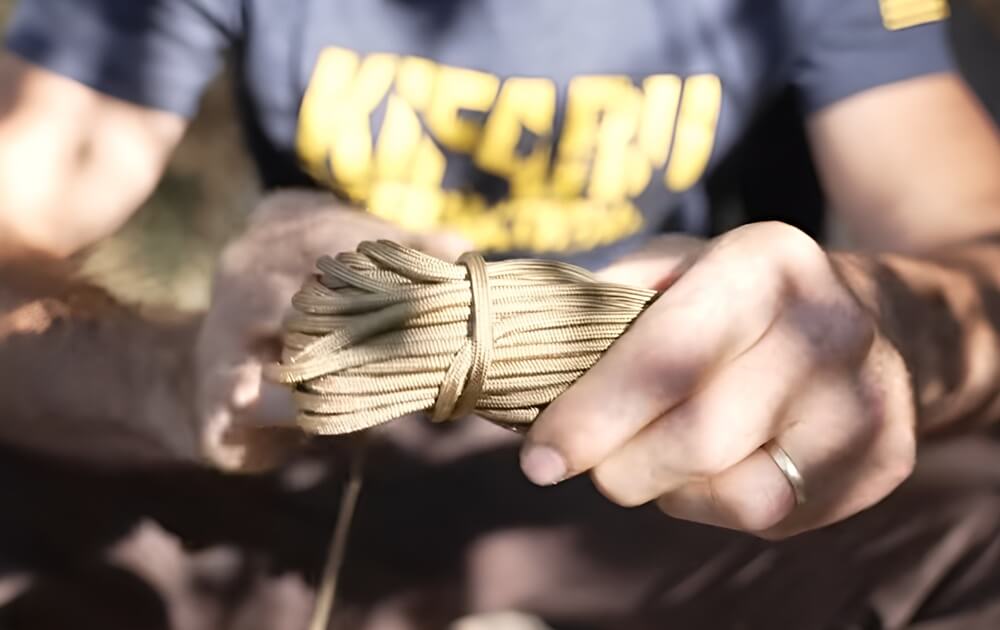 Enrouler le paracorde