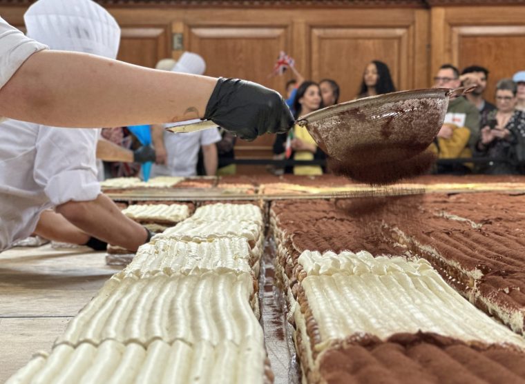LONDRES, ROYAUME-UNI - 26 AVRIL : Un tiramisu record, mesurant 440,58 mètres, est exposé à l'ancienne mairie de Chelsea à Londres, au Royaume-Uni, le 26 avril 2026. Sous la houlette de l'entrepreneur italien Mirko Ricci et de la branche londonienne de la Fédération des chefs italiens, des dizaines de bénévoles ont collaboré pendant deux jours pour dépasser le précédent record de 273,5établi à Milan en 2019. Lorenzo Veltri, juge officiel du Guinness World Records, a vérifié la mesure sur place pendant l'événement, qui a été soutenu par l'ambassade d'Italie et l'Institut culturel italien. Tous les profits de l'organisation ont été reversés à la Fondation Esharelife pour soutenir les efforts de lutte contre la pauvreté. (Photo de Muhammed Yaylali/Anadolu via Getty Images)