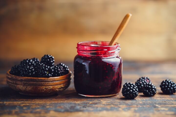 Confiture de mûres fraîches en pot