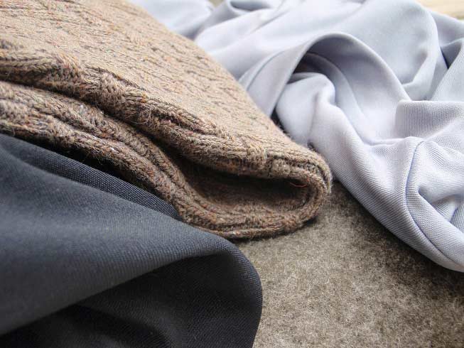 des piles de vêtements épais