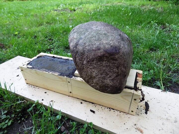 Briques de terre, dont une compressée