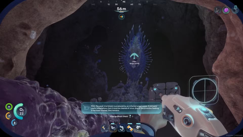 Une grande structure végétale extraterrestre Angel Comb brillant d'une lueur rose dans une grotte sous-marine