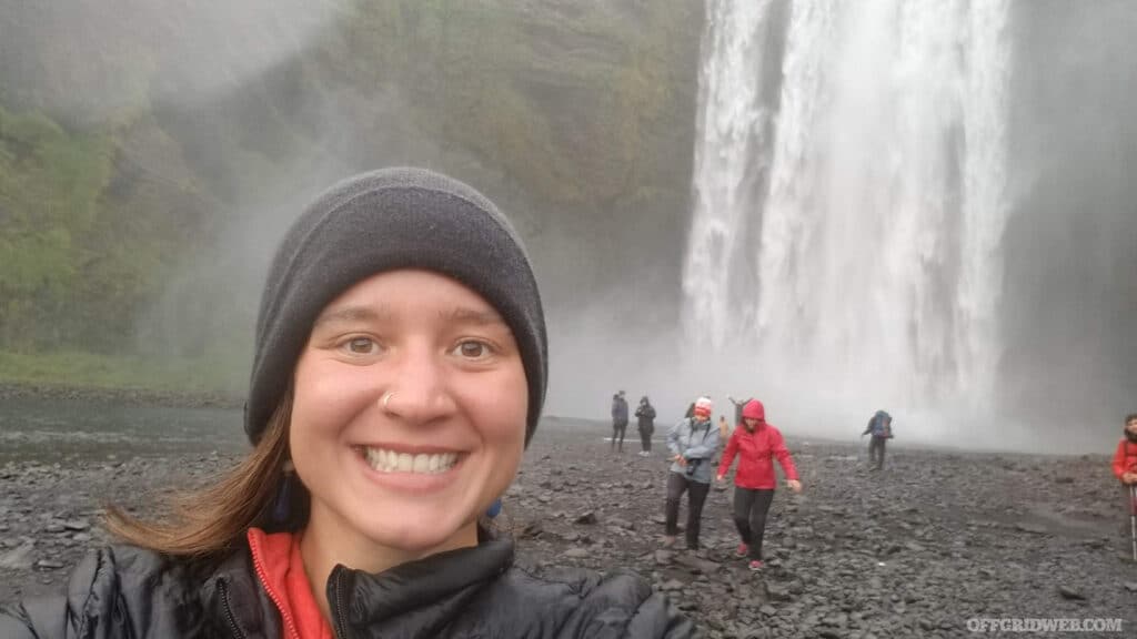 Jacks Genega en Islande devant une cascade