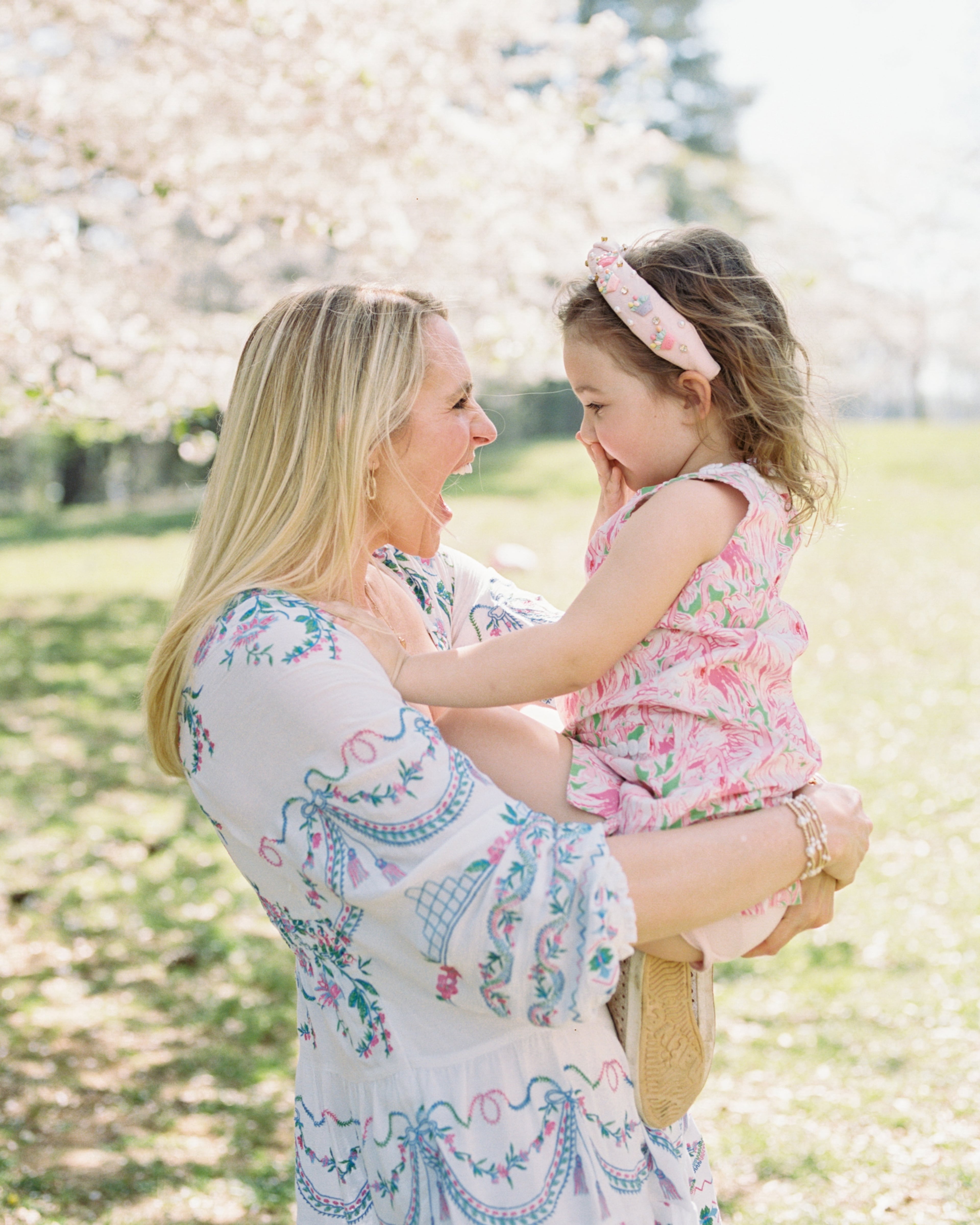 Katy Huie Harrison, experte en éducation parentale basée à Atlanta, partage un moment de jeu avec sa fille au milieu des magnolias en fleurs d’Atlanta. (Avec l’aimable autorisation de Brooke Whitney Photography)
