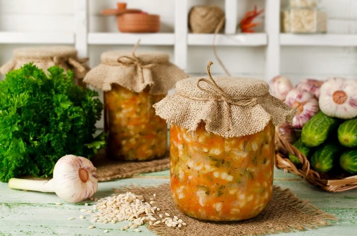 Soupe dans un bocal de conserve sur une table
