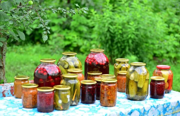 Bocaux de légumes en conserve maison sur une table