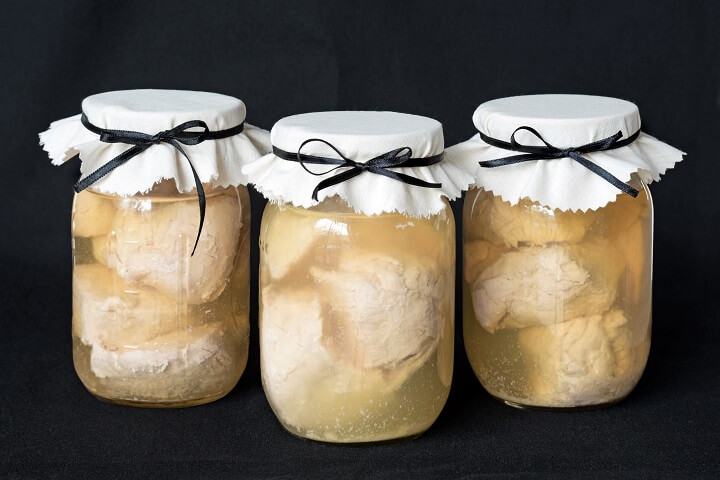 Poitrines de poulet en conserve maison dans un bouillon