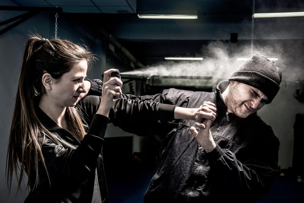 Femme utilisant un spray au poivre EDC