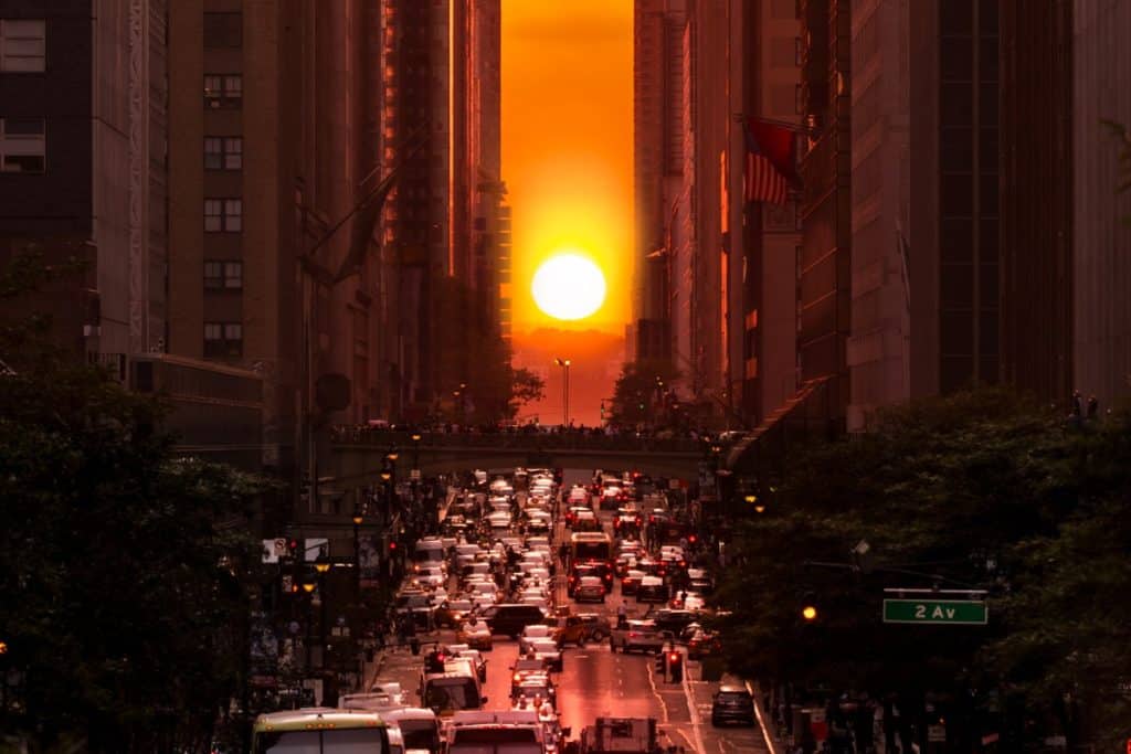 Guide de survie au Manhattanhenge : comment immortaliser le coucher de soleil le plus viral de New York en mai