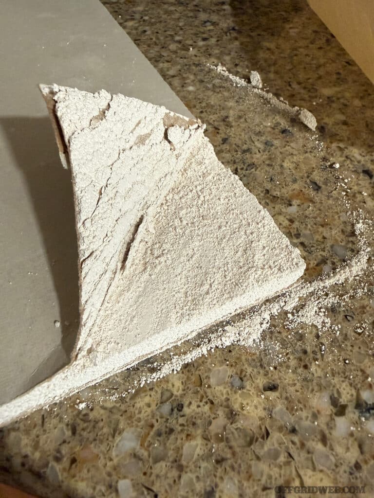 plaque de plâtre sur un plan de travail