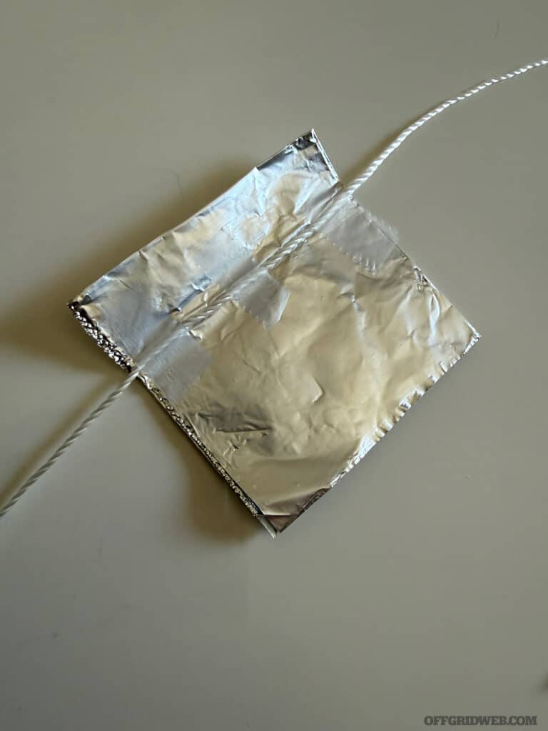 Papier d’aluminium et ficelle pour un KFM