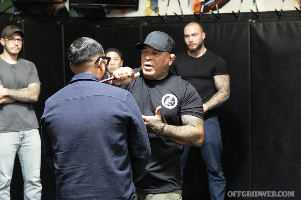 Dave Valesquez donne un cours au Hive.