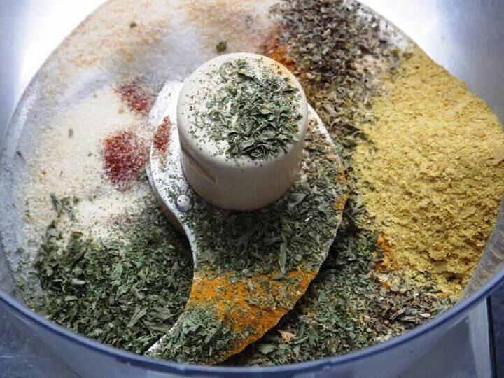 Herbes et épices dans le robot