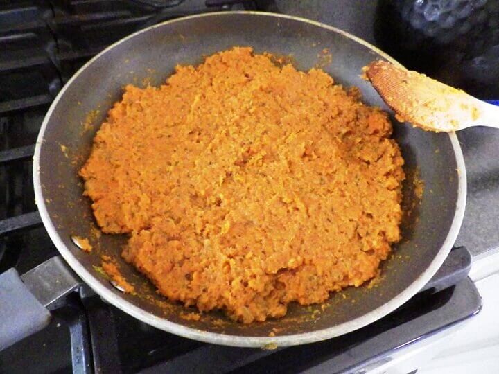 Étaler la purée dans la poêle