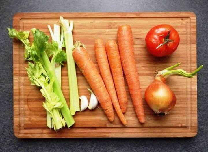 Légumes sur une planche à découper