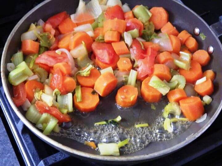 Cuisson des légumes dans une casserole