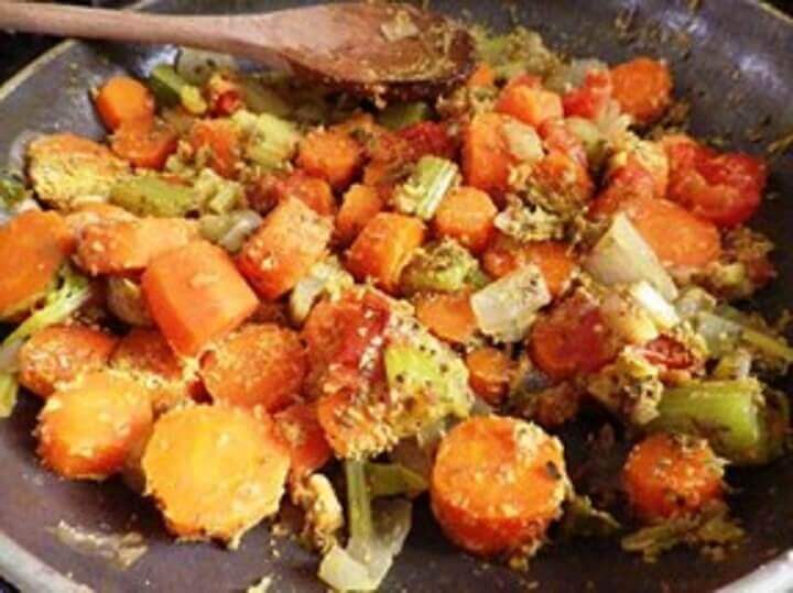Ajouter le vinaigre et les épices aux légumes
