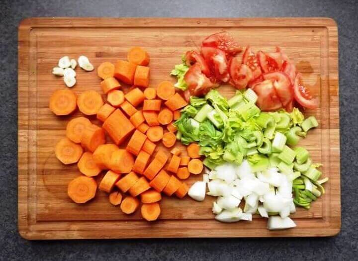 Légumes coupés sur une planche à découper