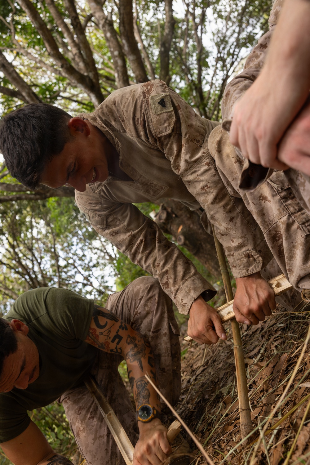  DVIDS – Images – Les Marines américains et philippins échangent des techniques de survie sur le terrain lors de l’exercice KAMANDAG 10 [Image 3 of 19]