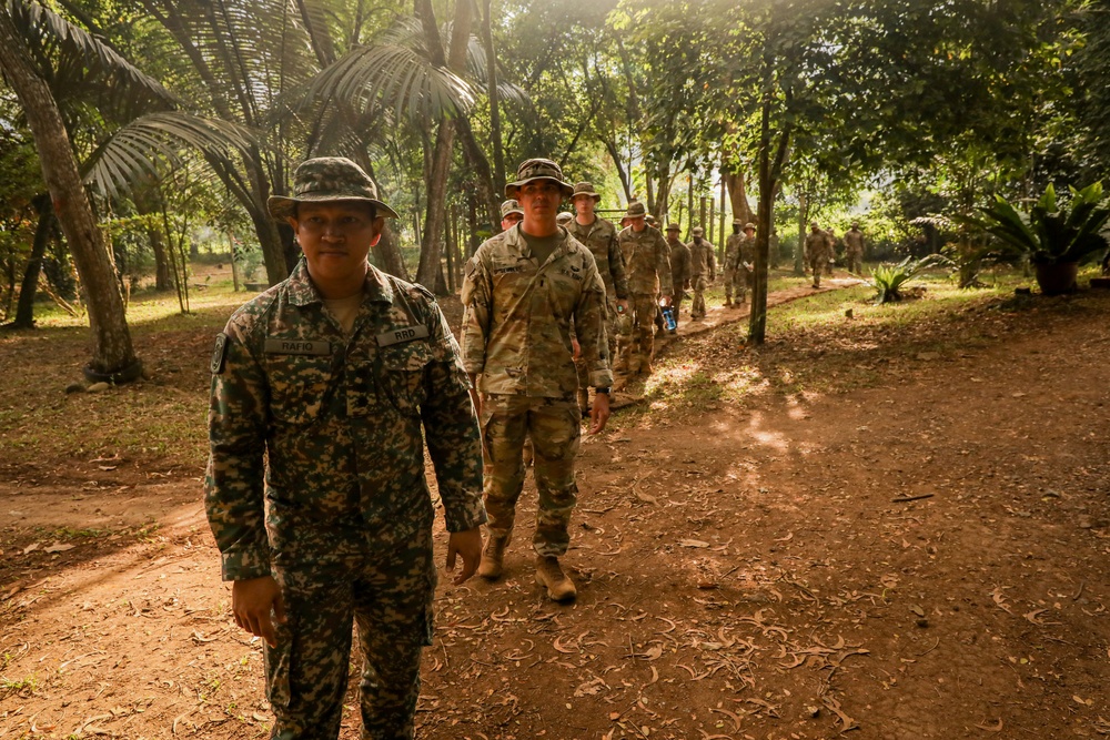  DVIDS – Images – Survie sous les tropiques : l’armée malaisienne dispense une formation essentielle à la survie en jungle à des soldats américains et australiens [Image 7 of 14]