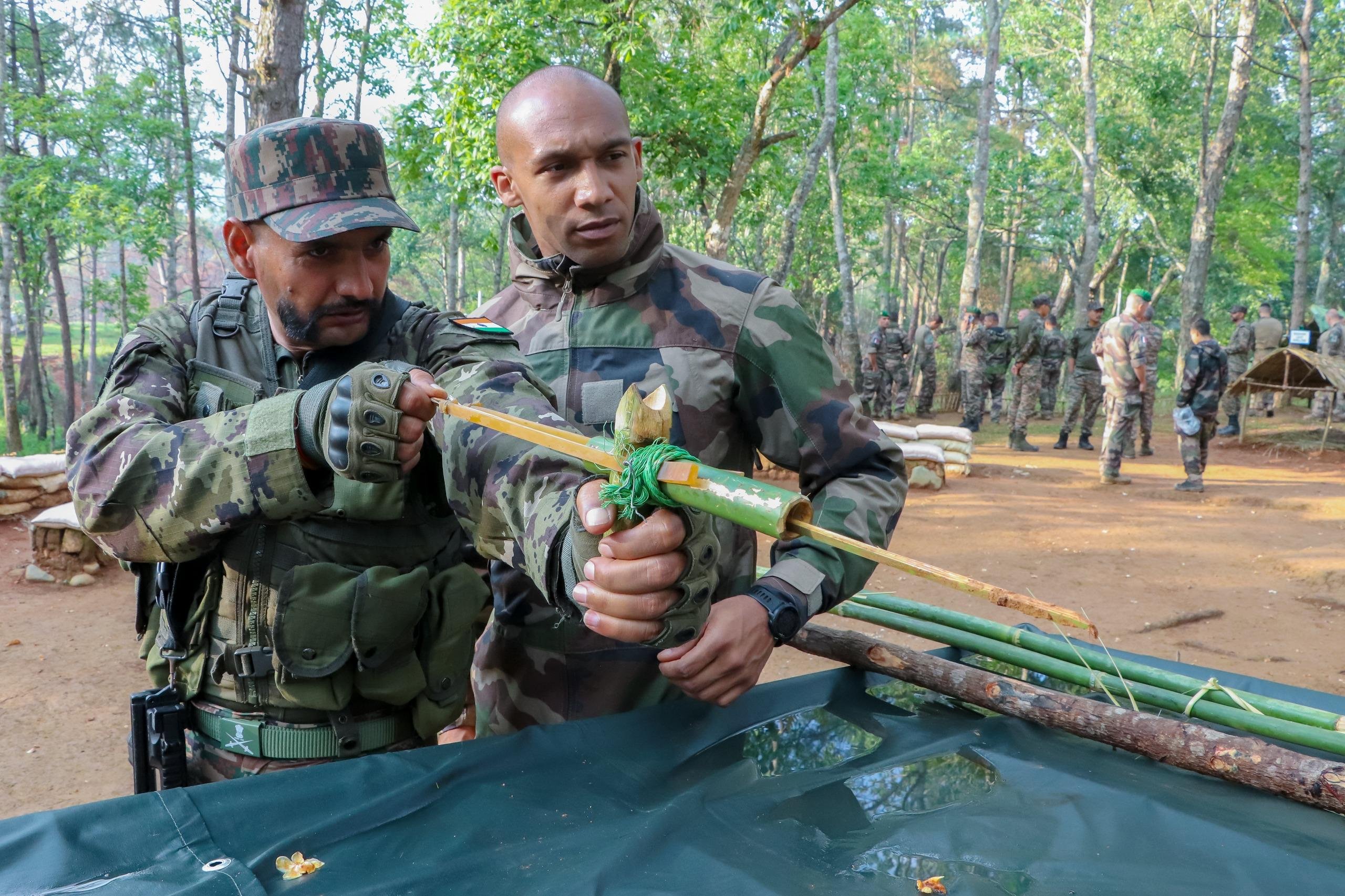  Exercice militaire conjoint « Shakti » : les armées indienne et française partagent leurs entraînements et leur savoir-faire en matière de techniques de survie dans la jungle